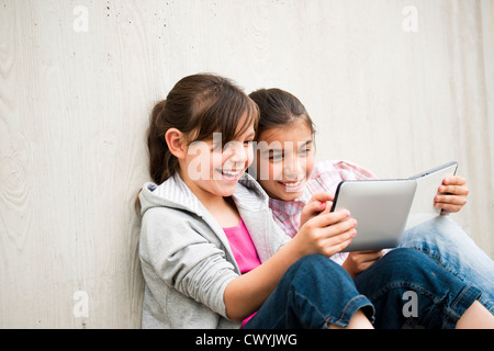 Zwei glückliche Mädchen mit TabletPC Stockfoto