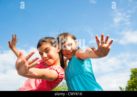 Zwei glückliche Mädchen posiert im freien Stockfoto