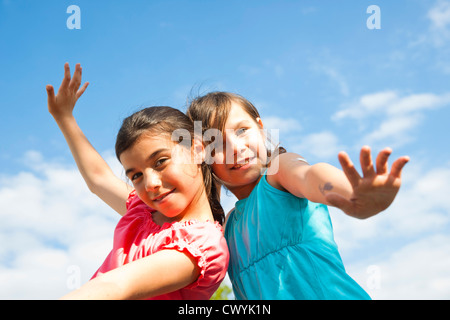 Zwei glückliche Mädchen posiert im freien Stockfoto