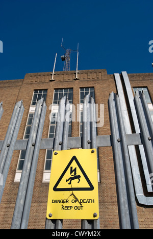 Gefahr des Todes fernhalten Schild an Geländern an ein Umspannwerk in Hayes, Middlesex, england Stockfoto