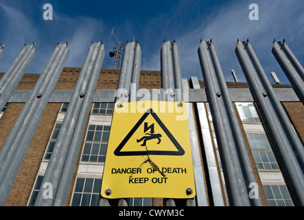 Gefahr des Todes fernhalten Schild an Geländern an ein Umspannwerk in Hayes, Middlesex, england Stockfoto