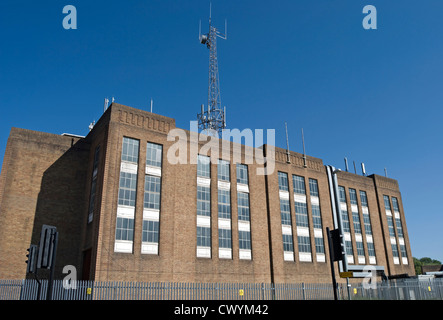 Umspannwerk mit Handy-Mast auf dem Dach, Hayes, Middlesex, england Stockfoto