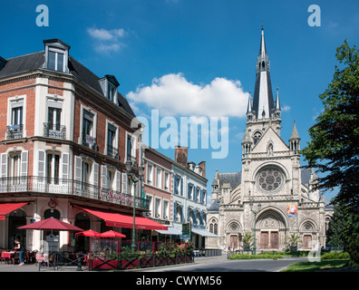 Le Sardaigne, ein Café und der Kirche von Notre Dame auf dem Marktplatz von Epernay, Champagne, Frankreich Stockfoto