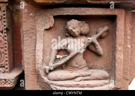 Alten indischen Tempel Skulptur einer Frau spielen Musikinstrument Veena. Konark Tempel, Orissa, Indien Stockfoto