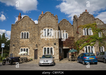 Pluckley Kent England UK früher eine alte Jagdschloss The Dering Arms ist eine beliebte Dorfkneipe bekannt für Gourmet-Restaurants Stockfoto