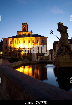 Neptun-Brunnen und dem Rathaus auf dem Marktplatz in Weimar, Thüringen, Deutschland Stockfoto