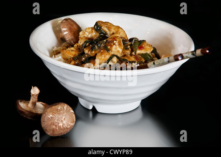 Thai Rühren braten essen mit Hühnerfleisch und Champignons Stockfoto