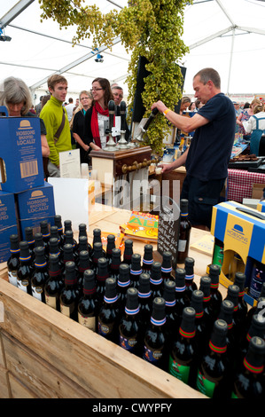 Hobson Bier gegossen wird, während das Ludlow 2012 Food Festival Stockfoto