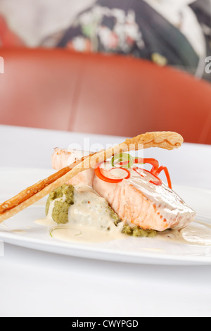 Lachs mit Gemüse Stockfoto