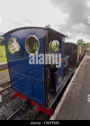 "Heiliger Krieg" schmale Guage Lokomotive und Wagen an Llanuwchllyn Station, Bala Lake Railway, Snowdonia, North Wales, UK Stockfoto