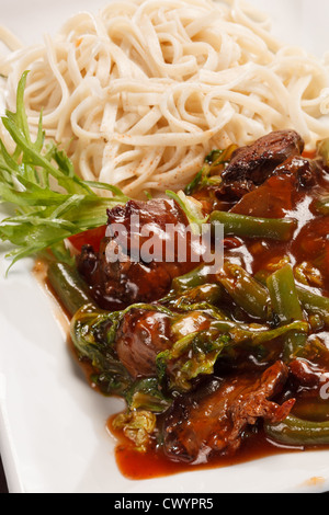 Udon mit Fleisch und Gemüse Stockfoto