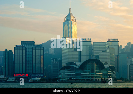 Hong Kong Convention and Exhibition Centre (HKCEC) und der Central Plaza Wolkenkratzer, Hong Kong Island, Hongkong Stockfoto