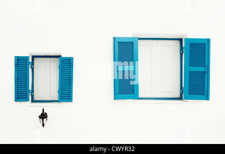 Fenster im griechischen Stil und Lampe auf weiße Wand Stockfoto