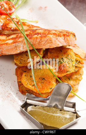 Lachssteak mit Kartoffeln Stockfoto