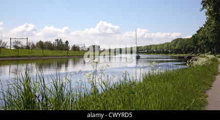 Segelboot auf ein Chanal, Middelburg, Walcheren, Zeeland, Niederlande, Europa Stockfoto