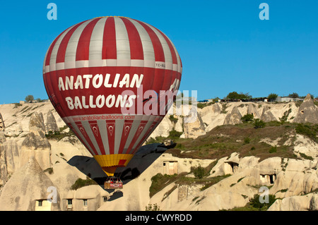 Heißluftballon der anatolischen Ballons, die Landung in einem Tuffsteine Rock Ort von Kappadokien, Göreme, Türkei Stockfoto