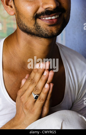 Jain Mönch Porträt Namaste-Geste zu tun. Sarnath Indien Stockfoto