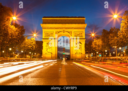 Arc du Triomphe und Champs Elysees Ampel Trails in der Nacht Paris Frankreich EU Europa Stockfoto
