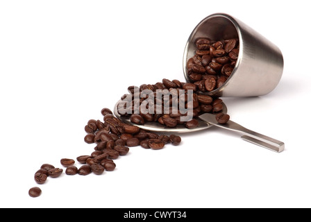 Kaffeetasse mit Kaffeebohnen isoliert auf weiss Stockfoto