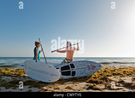 Paar mit Stand-up Paddle-boards, Tarifa, Cádiz, Andalusien, Spanien. Stockfoto