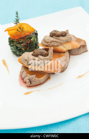 Schweinefleisch mit Spinat Stockfoto