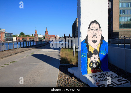 Reste der Berliner Mauer am Ufer der Spree, Deutschland Stockfoto