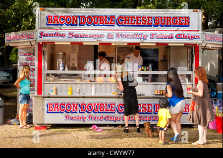 Warteschlange an eine statische Burger Van auf dem Muswell Hill Festival 2012 in Kirsche Baum Holz - London UK Stockfoto