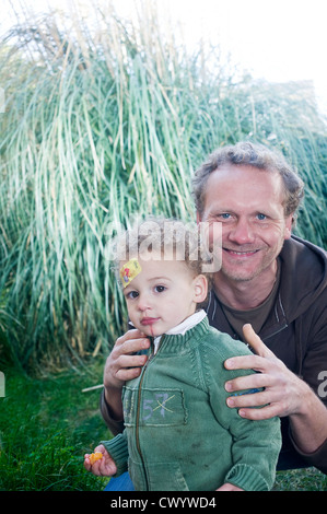 Vater und Sohn mit Pflaster auf der Stirn Stockfoto