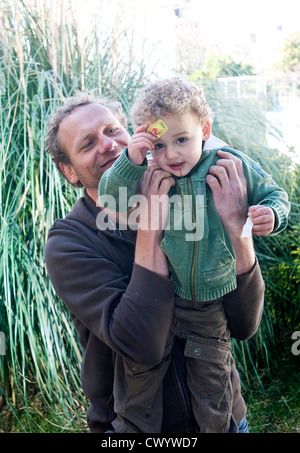 Vater und Sohn mit Pflaster auf der Stirn Stockfoto