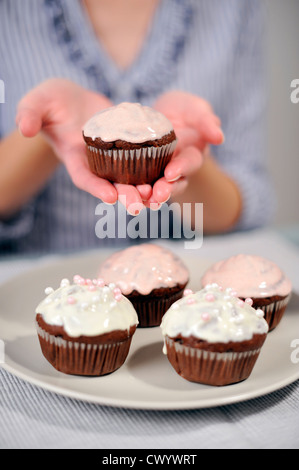 Frau Halteplatte mit fünf muffins Stockfoto