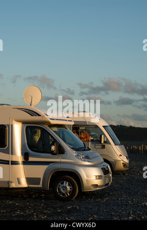 Wohnmobile geparkt am Tanybwlch Strand, Aberystwyth Wales UK August 2012 Stockfoto