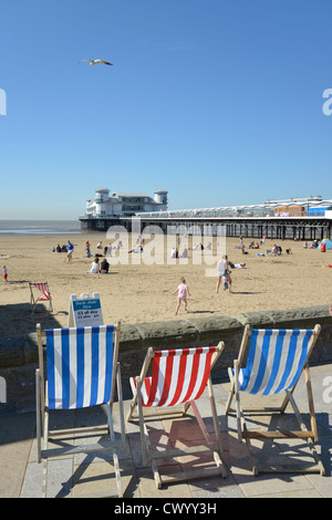 Liegestühle am Strand promenade, Weston-Super-Mare, Somerset, England, Vereinigtes Königreich Stockfoto