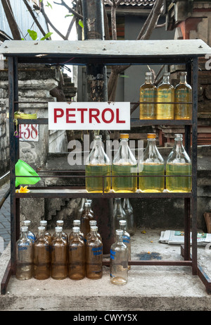 Benzin verkauft in alten Wodka-Flaschen an einem Straßenrand Stand, Legian unterwegs, Legian, Bali, Indonesien Stockfoto