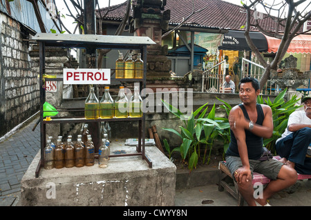 Benzin verkauft in alten Wodka-Flaschen an einem Straßenrand Stand, Legian unterwegs, Legian, Bali, Indonesien Stockfoto