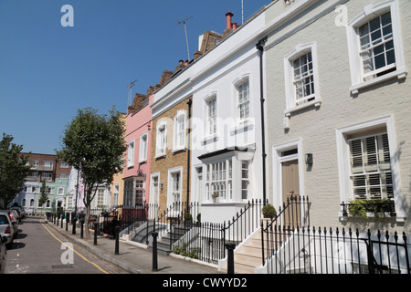 Die sehr schönen bunten Reihenhäuser auf Bywater Street, gleich neben der Kings Road in Chelsea, West London, SW3, UK. Stockfoto