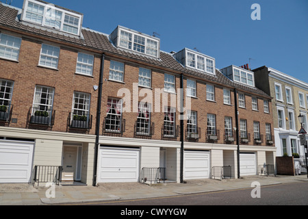 Moderne dreistöckige Häuser mit Garagen im Erdgeschoss auf Shawfield Street, Chelsea, London, SW3, UK. Stockfoto