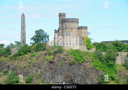 Haus des Gouverneurs und Hamilton Obelisk, Edinburgh, Scotland, UK Stockfoto