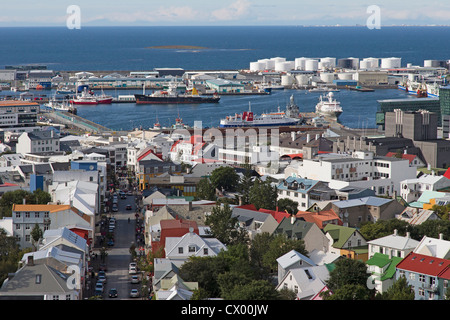 Luftaufnahme von Reykjavik und den Hafen der Hallgrimskirkja Kirchturm. Stockfoto
