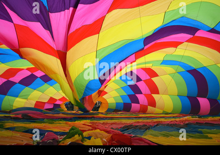 Im Inneren ein Heißluft-Ballon auf dem Boden wird aufgeblasen Stockfoto