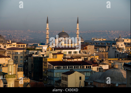 Blick über die alten Teile von Istanbul Sirkeci Viertel, mit der neuen Moschee im Hintergrund Stockfoto