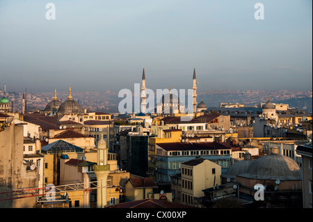 Blick über die alten Teile von Istanbul Sirkeci Viertel, mit der neuen Moschee im Hintergrund Stockfoto