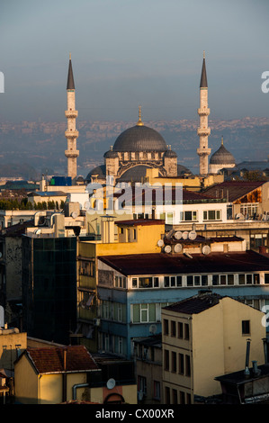 Blick über die alten Teile von Istanbul Sirkeci Viertel, mit der neuen Moschee im Hintergrund Stockfoto