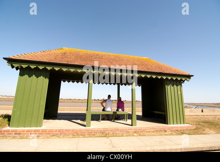 ein paar sitzen unter einem Schutz vor der Sonne, an der Promenade Park Maldon, Essex Stockfoto