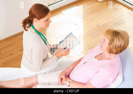 Patientin bei Frau Doktor Stockfoto