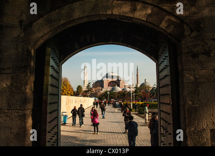 Aya Sofya oder Haghia Sophia gesehen durch einen Bogen in die blaue Moschee oder Sultanahmet Camii in Istanbul Türkei Stockfoto