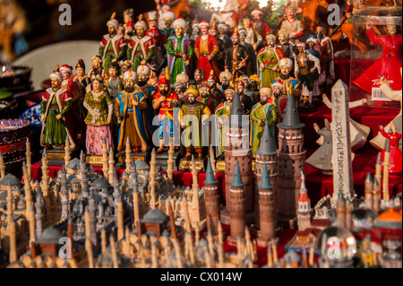 Kleine Figuren in türkische Tracht auf den Verkauf in einem Stall außerhalb des Topkapi-Palastes Stockfoto