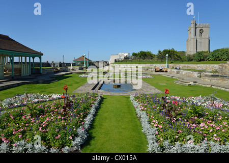 Marine-Cove-Gärten und die Pfarrkirche von St. Andrews, Esplanade, Burnham-on-Sea, Somerset, England, Vereinigtes Königreich Stockfoto