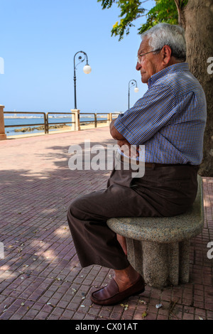 Ein älterer Mann am Meer ausruhen, Mazara del Valla, Italien Stockfoto