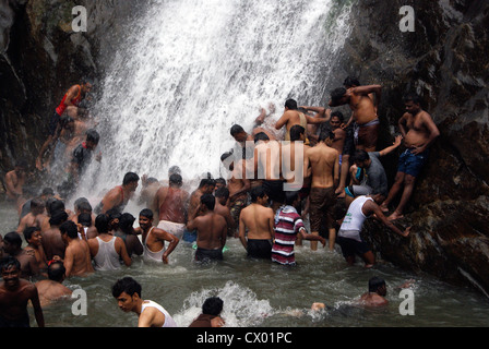 Viele Menschen genießen das Baden im Palaruvi Waterfalls.Scene von Palaruvi Wasserfälle in Kerala Indien Stockfoto