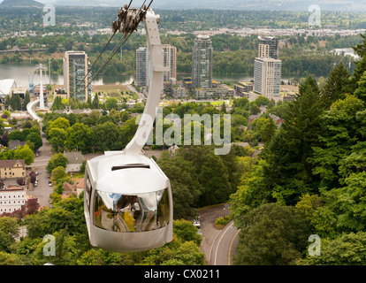 Eine Luftseilbahn führt Pendler empor in Portland, Oregon Stockfoto